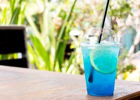 refresco de limón azul en restaurante foto