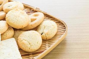 galletas en cuenco de bambú foto