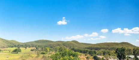 vista panorámica del paisaje del cielo azul del agente de montaña foto