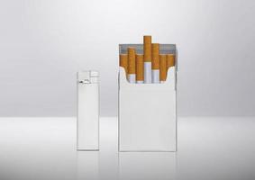 paquete de cigarrillos y encendedores para publicidad en la sala de estudio foto