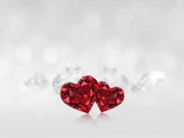 diamante en forma de corazón rojo en el reflejo de fondo de diamantes blancos. renderizado 3d foto