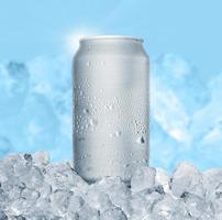 lata de aluminio con cubitos de hielo sobre fondo azul. envases de jugo de agua de refresco de cerveza en blanco metálico puede beber foto