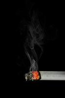 los conceptos de tabaquismo, muerte y peligro están quemando cigarrillos. que causan cáncer de pulmón y riesgos graves para la salud foto