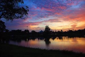 parque público al atardecer foto