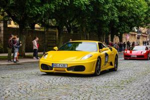 alemania, fulda - jul 2019 amarillo ferrari f430 tipo f131 coupe es un automóvil deportivo producido por el fabricante de automóviles italiano ferrari de 2004 a 2009 como sucesor del ferrari 360. el automóvil es un foto