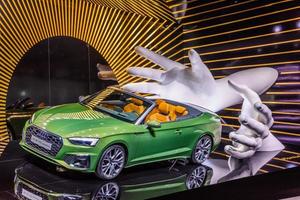 frankfurt, alemania - septiembre de 2019 verde audi a5 40 tdi quattro cabrio roadster con instalación de arte de manos blancas, exhibición de autos del salón internacional del automóvil iaa foto