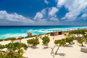 playa de arena con agua azul en un día soleado cerca de Cancún, México foto