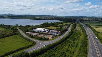 vista aérea de alto ángulo de las carreteras británicas y el tráfico que pasa por el campo de inglaterra reino unido foto