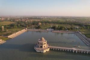 vista aérea de alto ángulo de mogoles históricos hiran minar y pueblo de sheikhupura pakistán foto