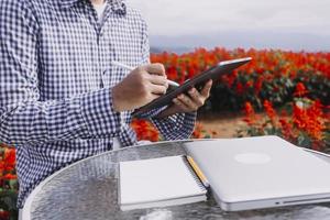 mujer agricultora de tecnología agrícola que sostiene tableta o tecnología de tableta para investigar sobre datos de análisis de problemas agrícolas e icono visual. foto