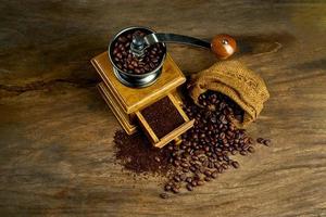 Molinillo de café vintage. Antiguo molinillo de café manual retro de madera y metal. Molinillo de café manual para moler granos de café. enfoque suave. foto