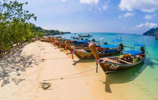 krabi, tailandia -28 de marzo de 2022.lancha de madera tailandesa, paseos en barco por el mar, playas limpias de arena blanca y mar verde esmeralda. foto