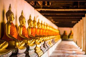 buda dorado ordenado en wat phutthaisawan ayutthaya tailandia foto