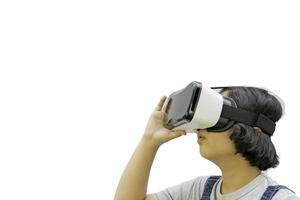 las chicas asiáticas están entusiasmadas con la experiencia vr sola en blanco, educación en línea, educación, dispositivos, tecnología y conceptos de videojuegos. foto