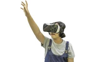 las chicas asiáticas están entusiasmadas con la experiencia vr sola en blanco, educación en línea, educación, dispositivos, tecnología y conceptos de videojuegos. foto