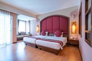 bangkok tailandia -09 de abril de 2022, dormitorio con cama, interior, habitación, apartamento, moderno, luminoso, decoración casera de estilo tailandés. enfoque suave. foto