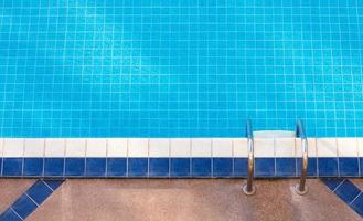 piscina con escalera en el hotel foto