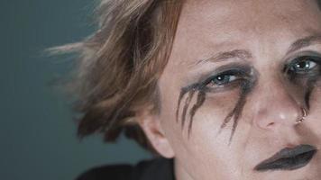 melancholische Frau mit schwarzem Augen-Make-up video