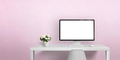pantalla de computadora moderna en escritorio blanco y pared rosa en bacgkround. pantalla de computadora aislada para maqueta, promoción de página web de diseño. copie el espacio foto