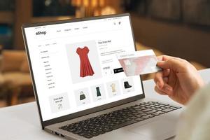 compras en línea con concepto de tarjeta de crédito. página web de comercio electrónico moderno con ropa de mujer en la pantalla del portátil foto