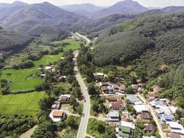 pequeño pueblo en la vista aérea del campo foto