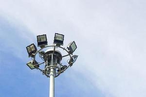 la luz del punto en la carretera con un cielo azul es el fondo foto