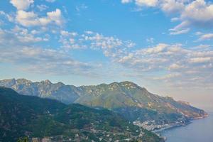 vista de ángulo alta de minori y maiori, costa de amalfi, italia foto