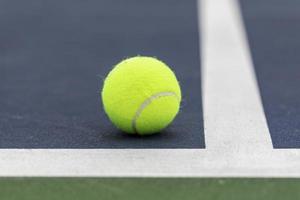 pelota de tenis en cancha foto