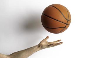 lanzar una pelota de baloncesto foto