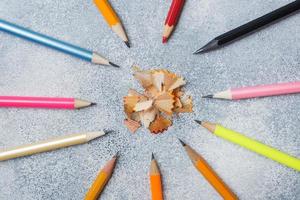 lápices de colores brillantes sobre la mesa gris. escuela de concepto. copie el espacio foto