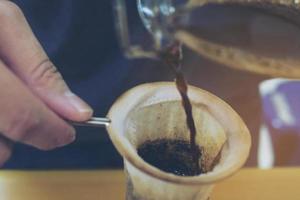 proceso tradicional tailandés de elaboración de bebidas de café caliente foto