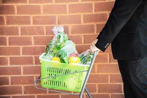 el hombre está comprando verduras frescas en la tienda del supermercado - el hombre en el concepto de estilo de vida del mercado fresco foto