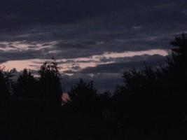 amanecer de la mañana en el cielo y un campo en el pueblo foto