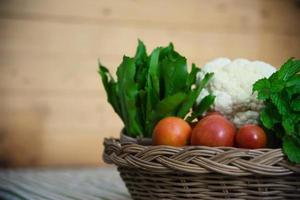 cesta de verduras de variedad fresca lista para ser cocinada en la cocina - verduras para hacer fondo de comida con concepto de espacio de copia foto