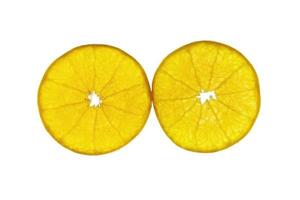 Fruta naranja jugosa en rodajas frescas sobre fondo blanco - textura de fruta naranja tropical para uso de fondo