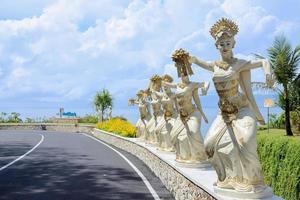 bali, indonesia febrero de 2022 escultura de bailarina balinesa a la entrada de pantai melasti foto