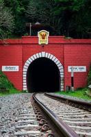 túnel ferroviario de khun tan en tailandia