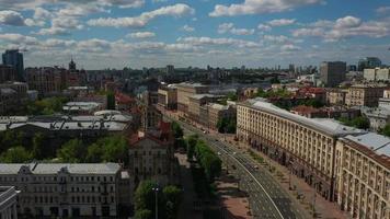 vista aérea de la ciudad capital de Kyiv, ucrania con edificios y cielo azul brillante video