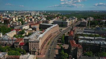 luchtfoto straatverkeer en stadsgebouwen van de hoofdstad kyiv, oekraïne video