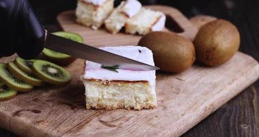 cortar el bizcocho de cuajada para cubrir con azúcar glas por encima foto