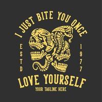 diseño de camiseta solo te muerdo una vez ámate a ti mismo con serpiente entre 2 calaveras con fondo gris ilustración vintage vector