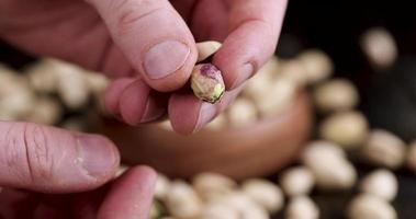 mostrar pistachos fritos con cáscaras rotas foto