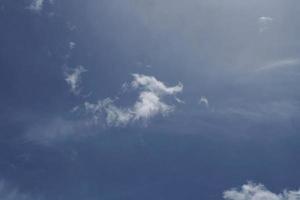 cielo natural y nubes hermoso fondo de textura azul y blanco foto