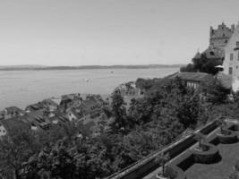 la ciudad de meersburg en el lago de constanza foto