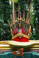 serpiente roja en el templo de tailandia foto