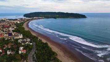 ciamis, java occidental-indonesia, 12 de mayo de 2022 - hermosa vista aérea panorámica de la playa de pangandaran. foto