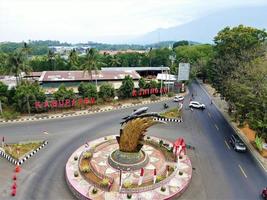 bandung, java occidental-indonesia, 23 de mayo de 2022 - hermosa vista aérea - monumento de bienvenida a la ciudad de kuningan. foto