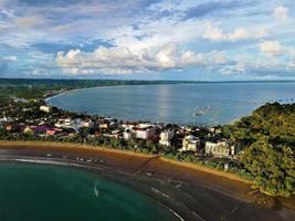 hermosa vista aérea panorámica de la playa pangandaran. foto