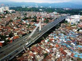 bandung, java occidental-indonesia, 19 de mayo de 2022 - una hermosa vista aérea, el paso elevado de pasupati es el orgullo de la gente de bandung. foto