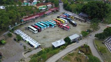 bandung, java occidental-indonesia, 23 de mayo de 2022 - hermosa vista aérea, autobús estacionado en un campo abierto. foto